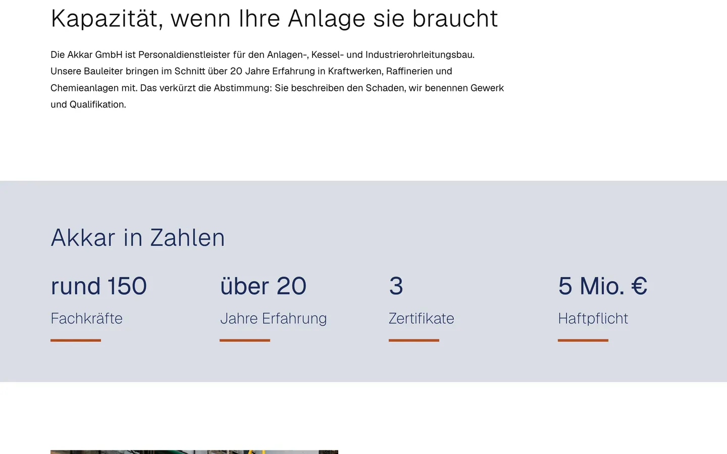 Ausschnitt der Startseite: „Akkar in Zahlen“ mit rund 150 Fachkräften, über 20 Jahren Erfahrung, 3 Zertifikaten und 5 Mio. € Haftpflicht, darunter die Leistungen