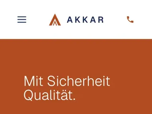 Kopf des Akkar-Entwurfs am Handy mit Telefonzeichen oben rechts