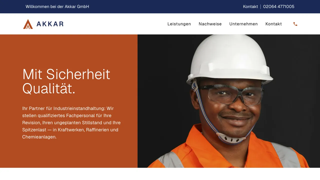 Entwurf der Startseite für die Akkar GmbH auf dem Rechner
