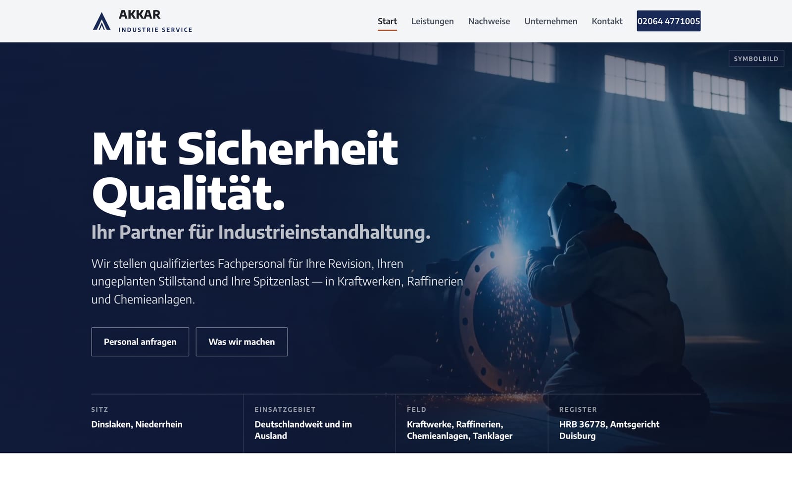 Startseite der Website der Akkar GmbH: dunkelblauer Titelbereich mit dem Satz „Mit Sicherheit Qualität“ und einem Foto aus der Industrieinstandhaltung
